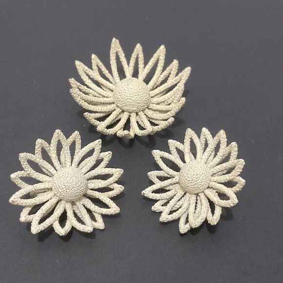 Vintage Crown Trifari White Daisy Brooch & Earring Set – Textured Molded Design - Picture 1 of 6